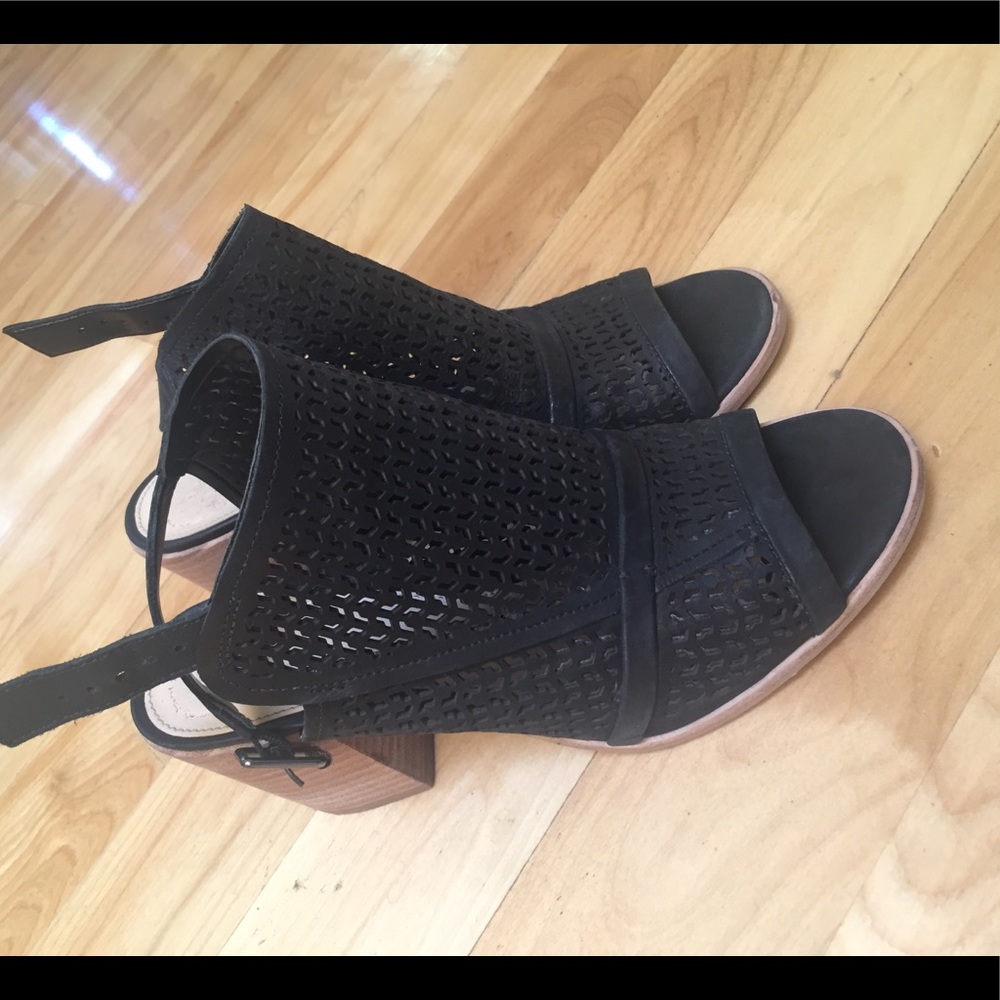VINCE CAMUTO heels